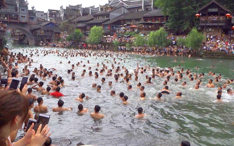 新澳门历史开奖记录查询表和凤凰古城百人抢鸭子与凤凰古城百人抢鸭子是真的吗