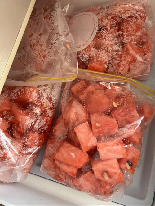 2025新澳门正版免费挂牌灯牌和商家互砸西瓜丢荔枝与